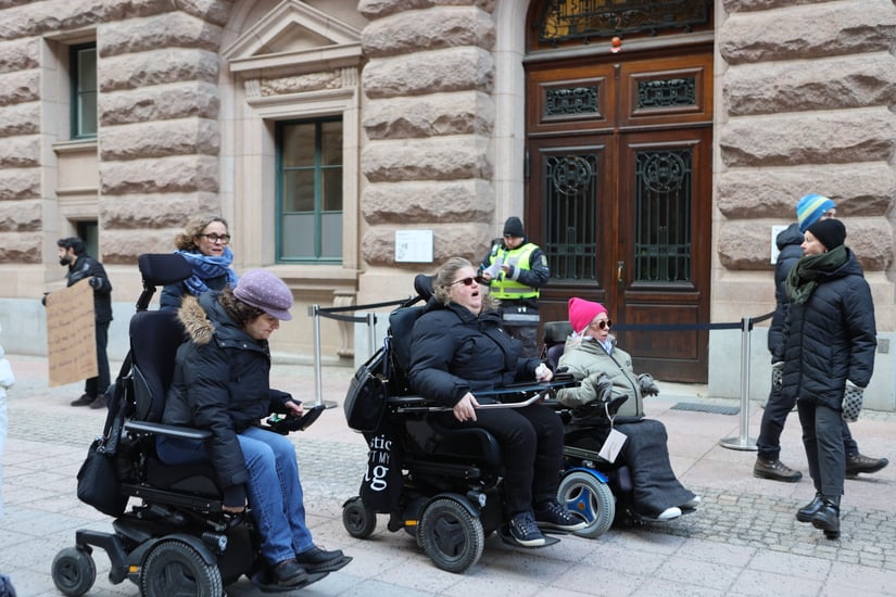 bild på medlemmar utanför riksdagen, blickarna framåt