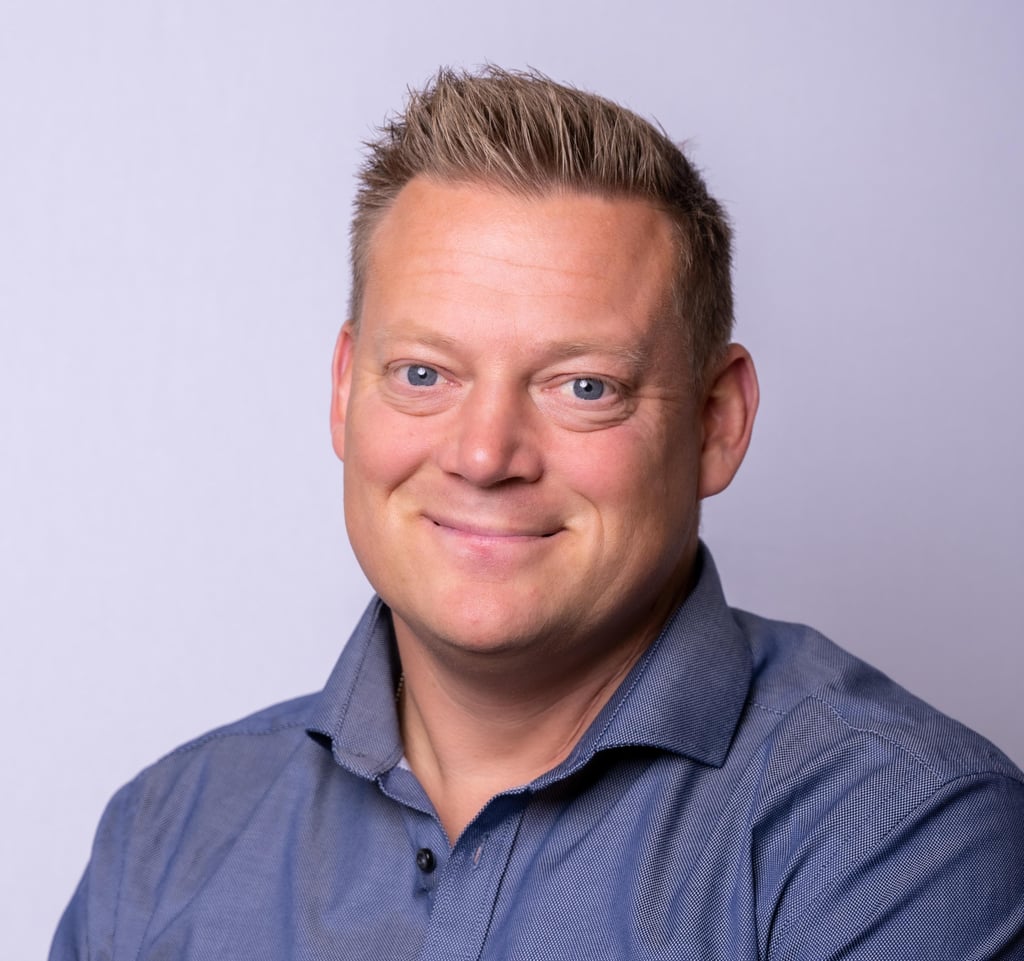 Marcus Jardler, Rullarnas Personliga Assistans. Marcus tittar in i kameran, ser glad ut, har en blå skjorta på sig