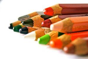 En hög med pennor i färgglada färger