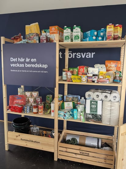 en hylla med matvaror och en skylt där det står: det här är en veckas beredskap
