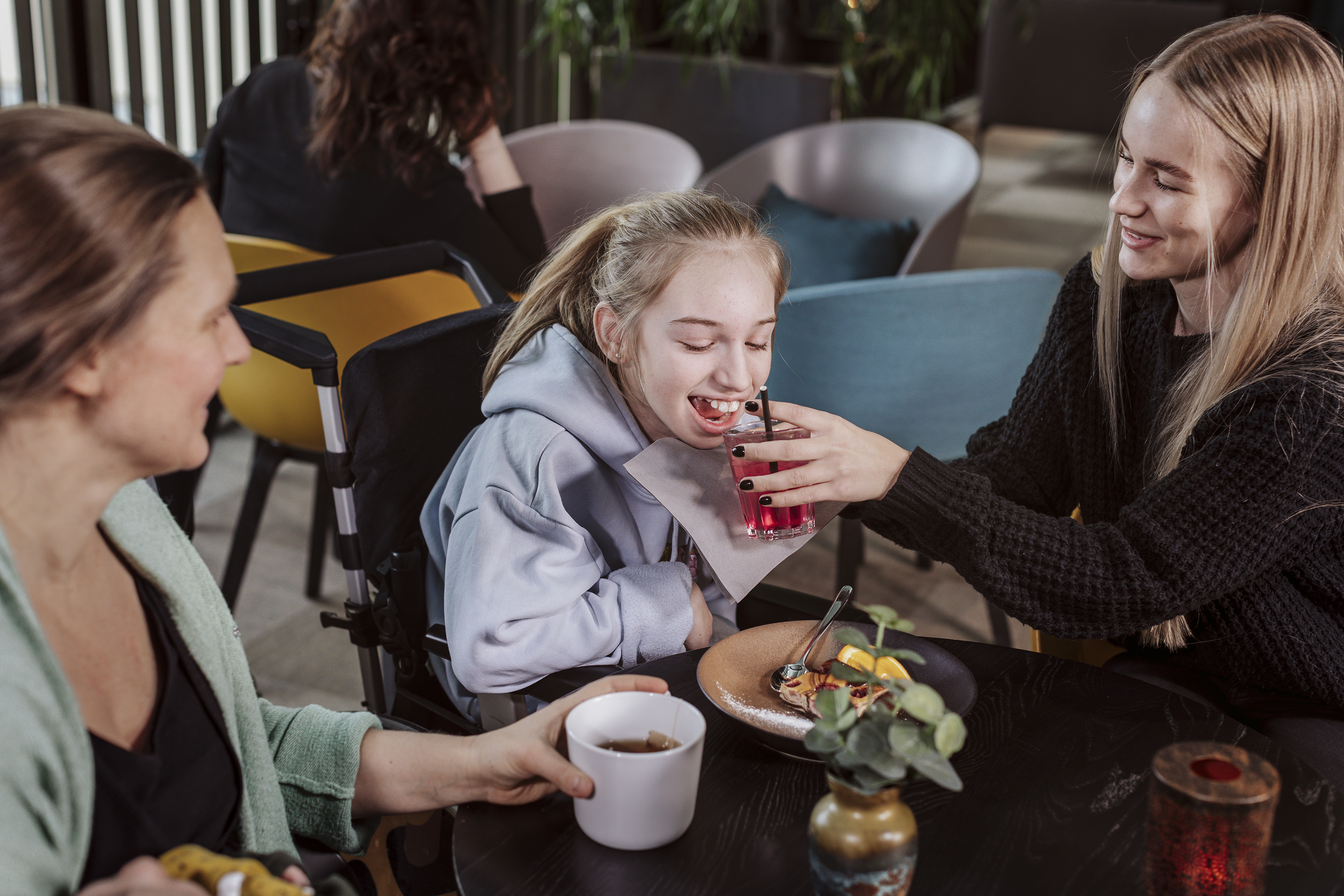 Flicka som får assistans med sin måltid